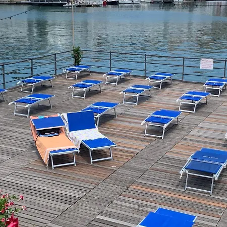 Old Port 4 Beds דירה *