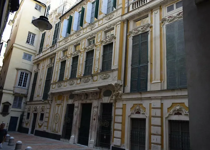 Old Port 4 Beds Apartment Genoa